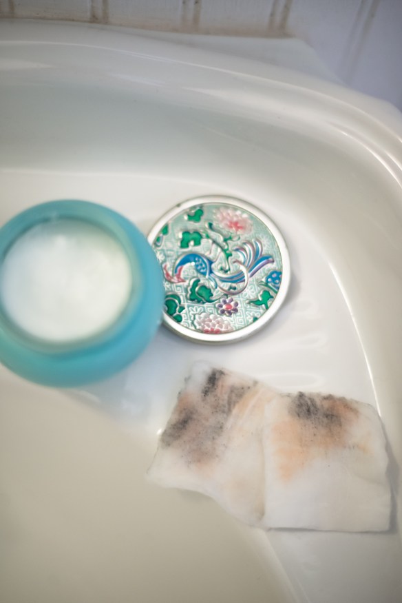 high plains thrifter // How to Use Coconut Oil to Remove Your Makeup